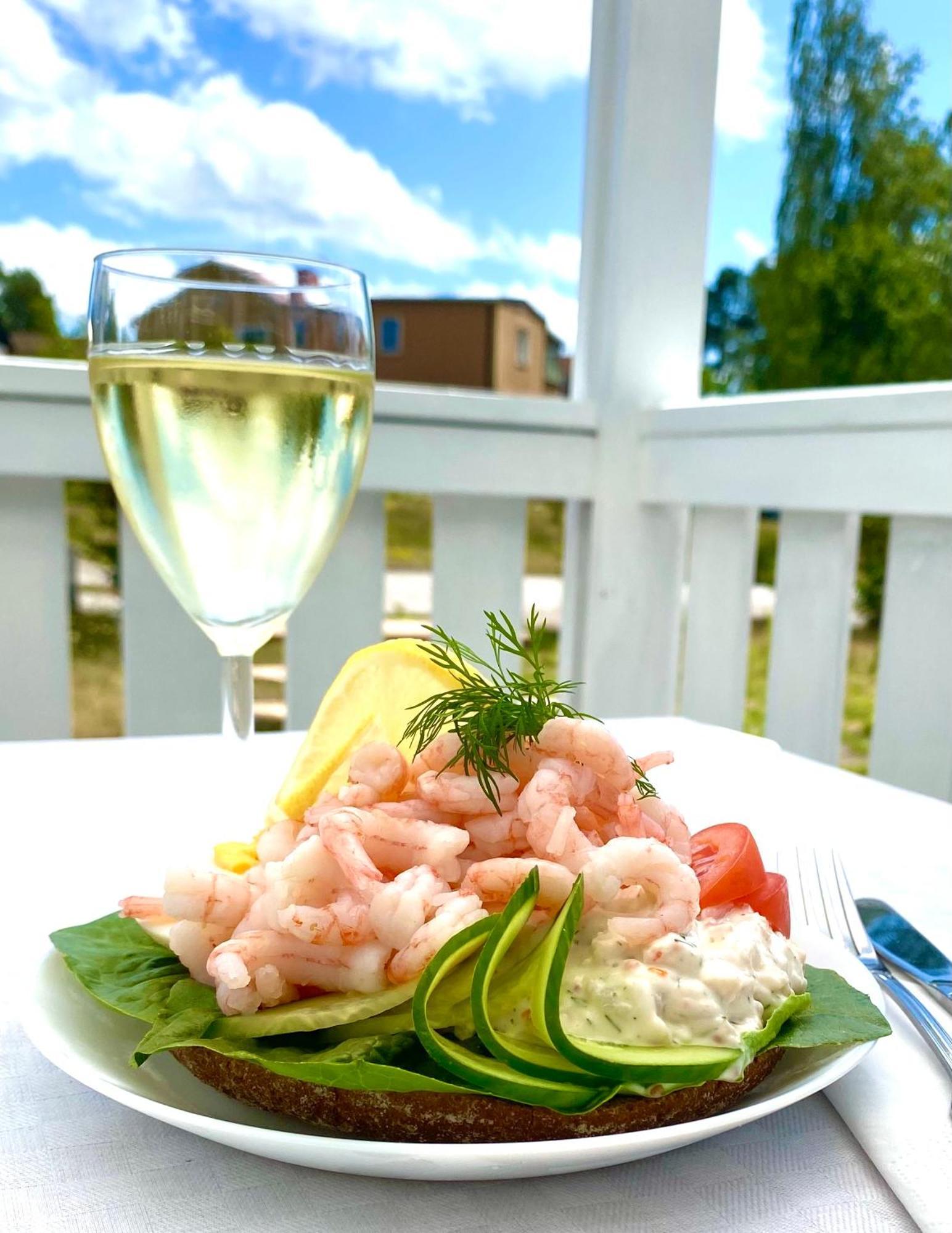 Gullringens Vaerdshus & Hotell Екстериор снимка